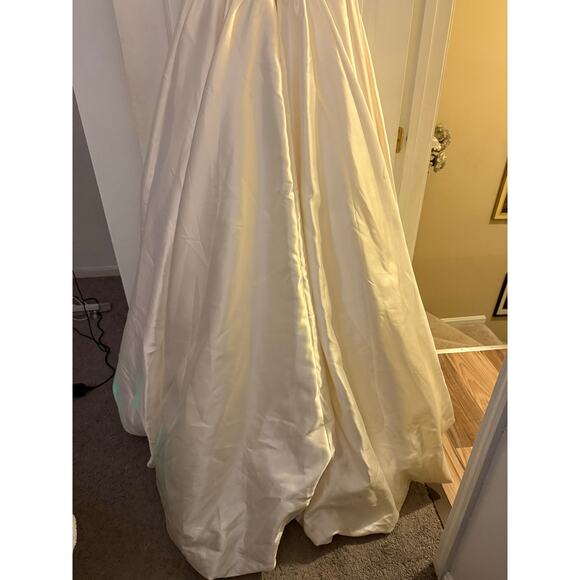 Beautiful Mac Duggal Wedding Dress/Gown Size 12 - Picture 4 of 10